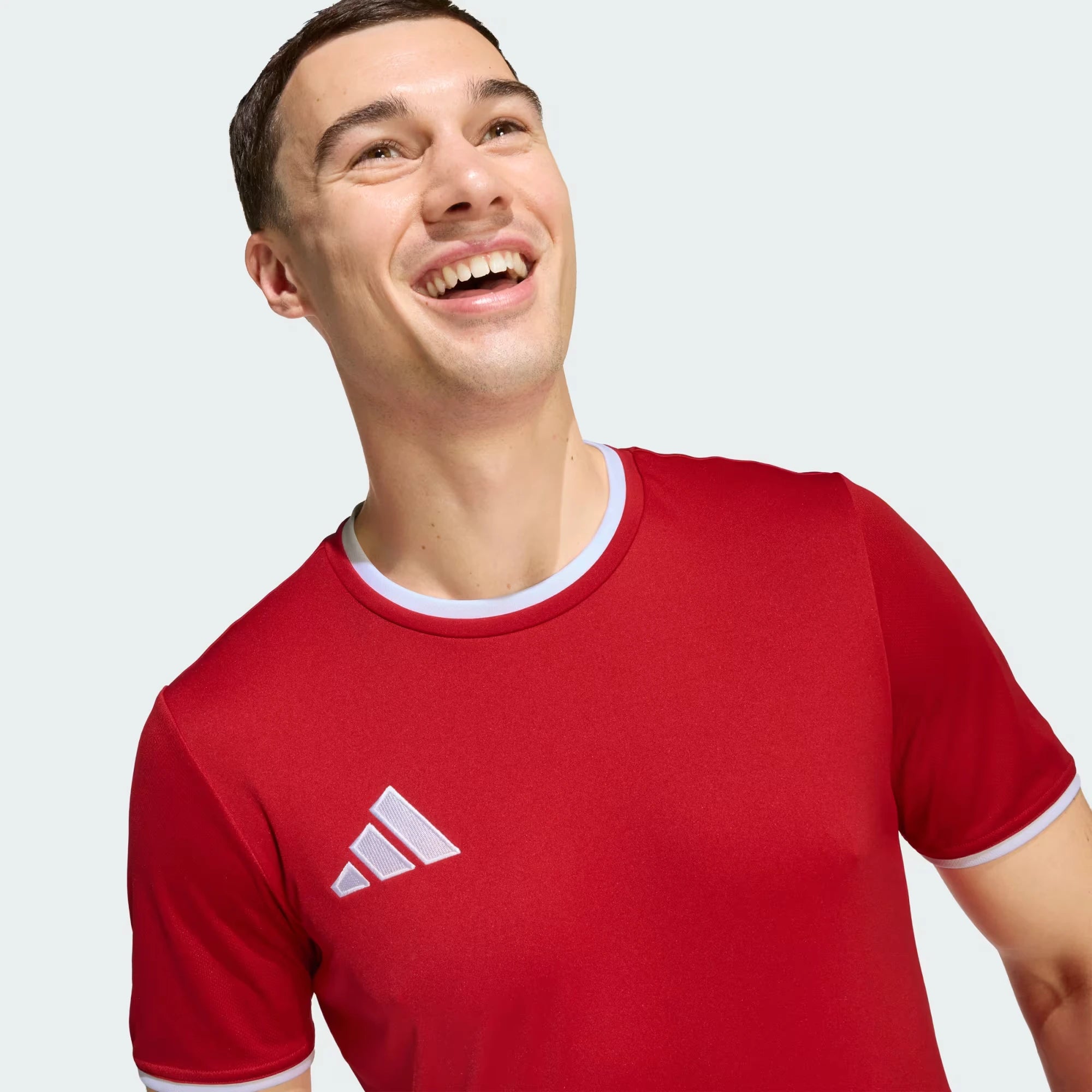 Man wearing an Entrada 26 Red Jersey on a light gray background