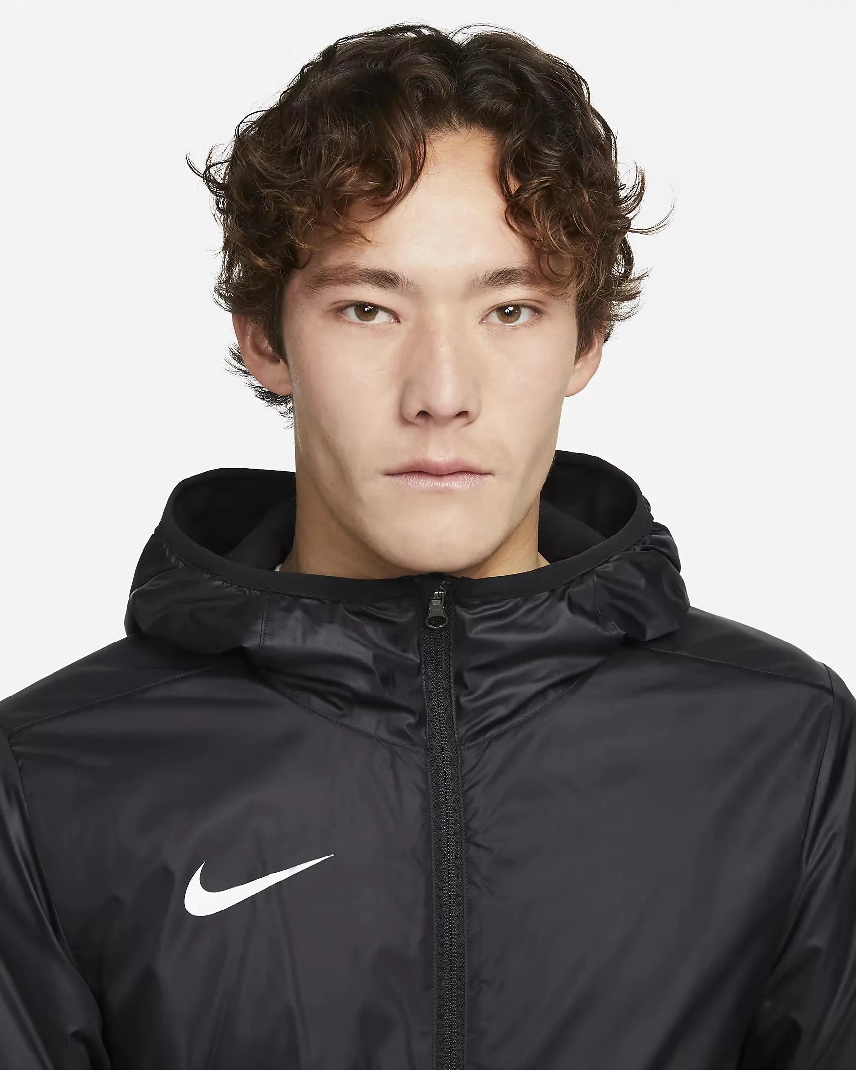 empulse-nike-therma-repel-black-jacket-front-upper-closeup